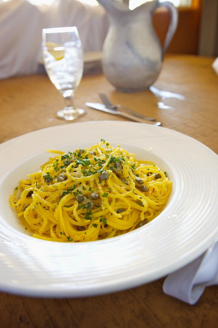 Spaghetti mit Kapern-Knoblauch-Butter