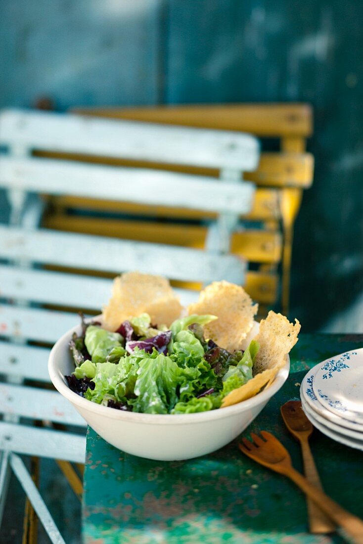 Insalata e patatine di parmigiano (salad with Parmesan chips)