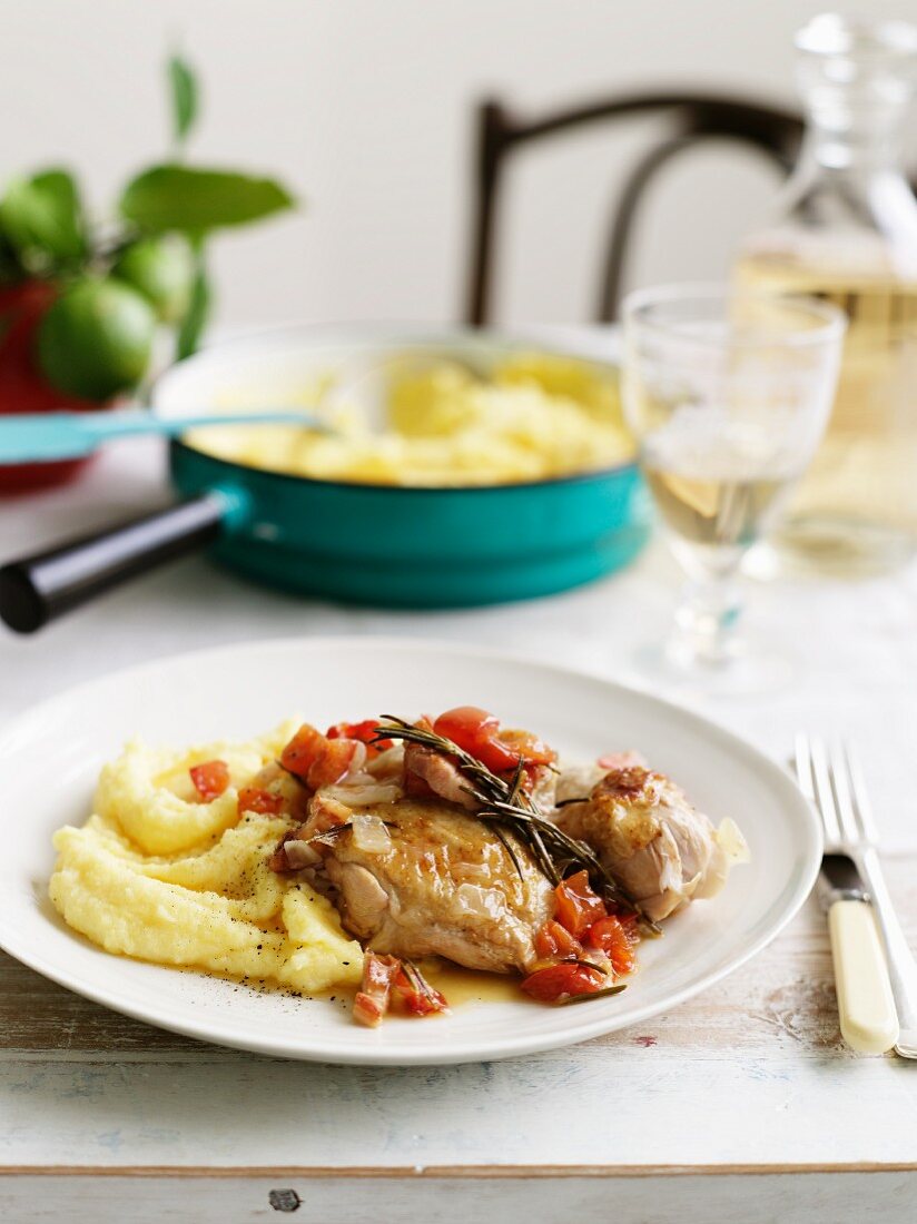 Hähnchen mit Kartoffelpüree, Knoblauch, Tomaten und Rosmarin