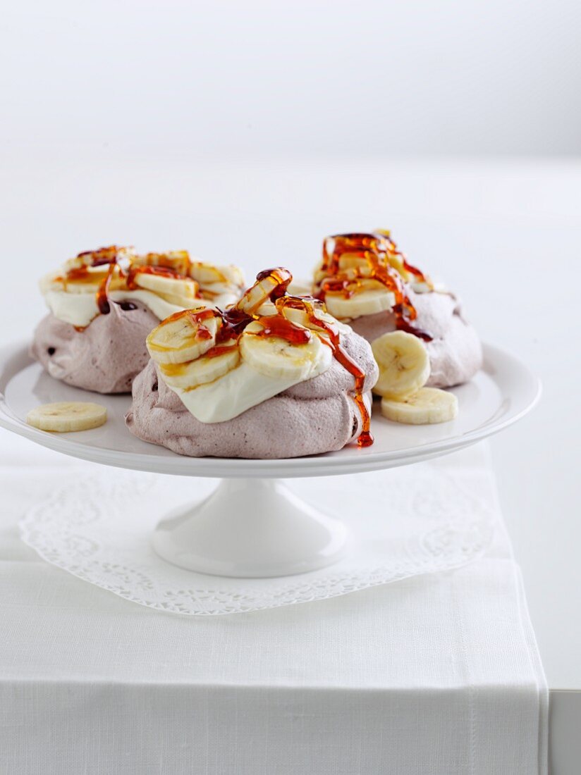 Meringues with banana and caramel