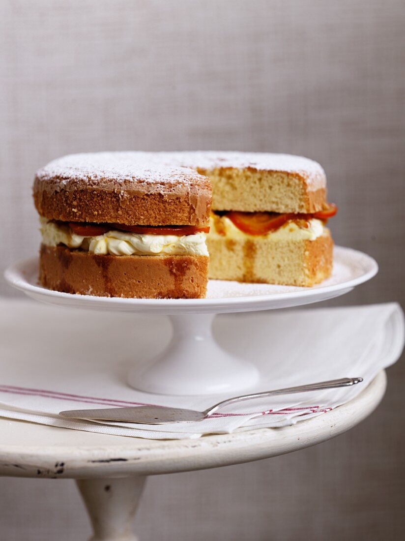 Biskuitkuchen mit Obst und Sahne, angeschnitten