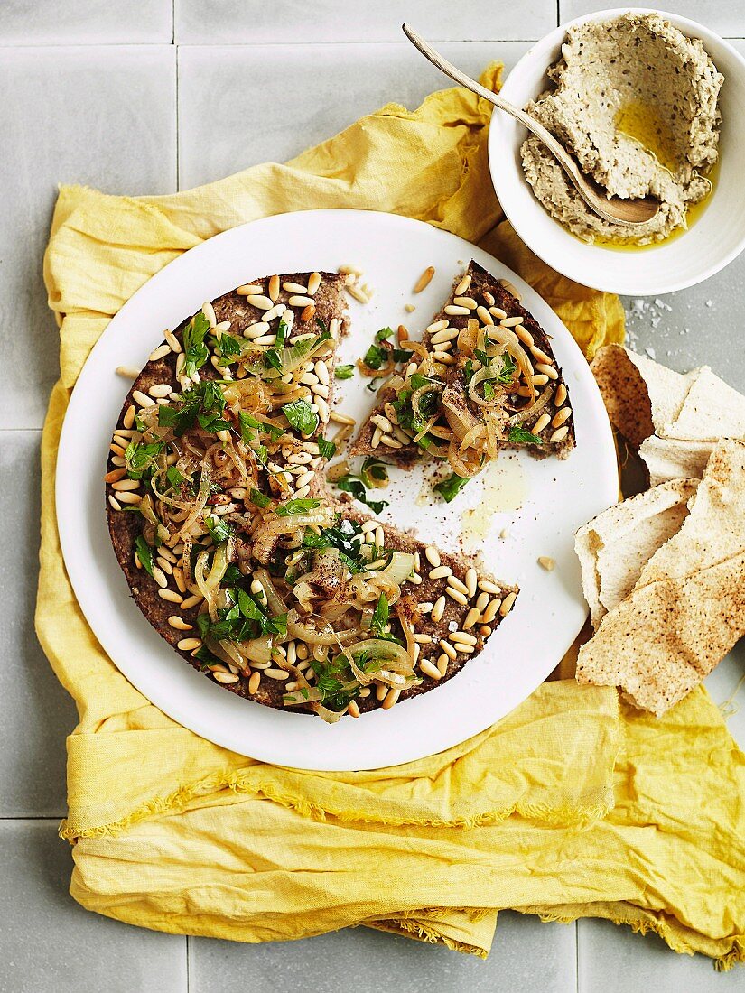 Orientalischer Hackfleischkuchen mit Pinienkernen und Petersilien