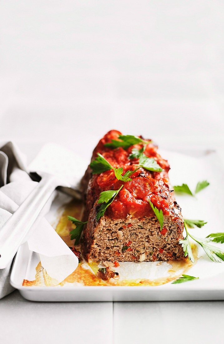Meat loaf with tomato and parsley
