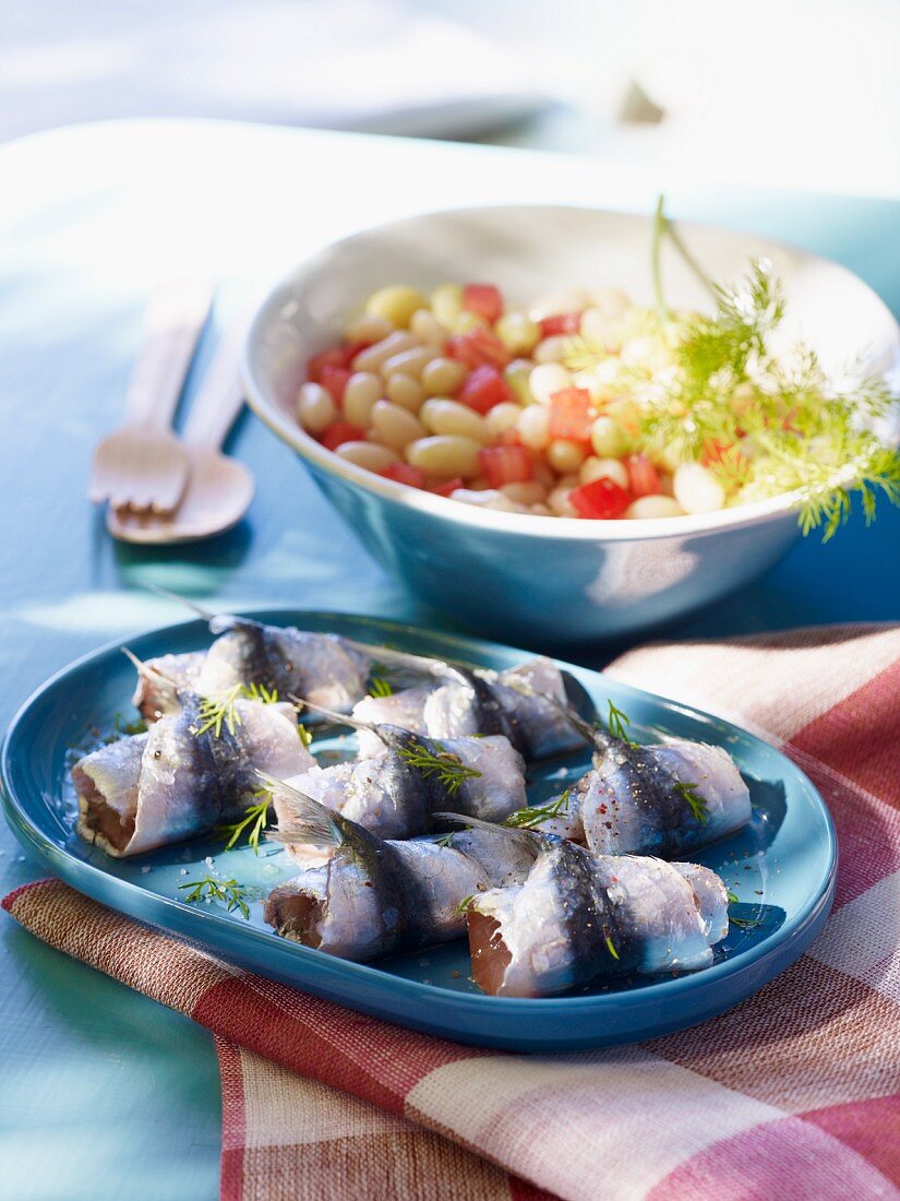 Sardinenröllchen mit Bohnen-Tomaten-Salat