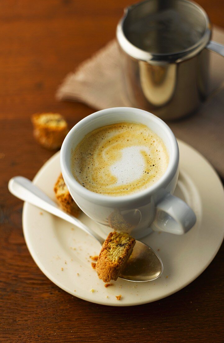 Caffè macchiato e cantucci (espresso, milk foam and biscuits)