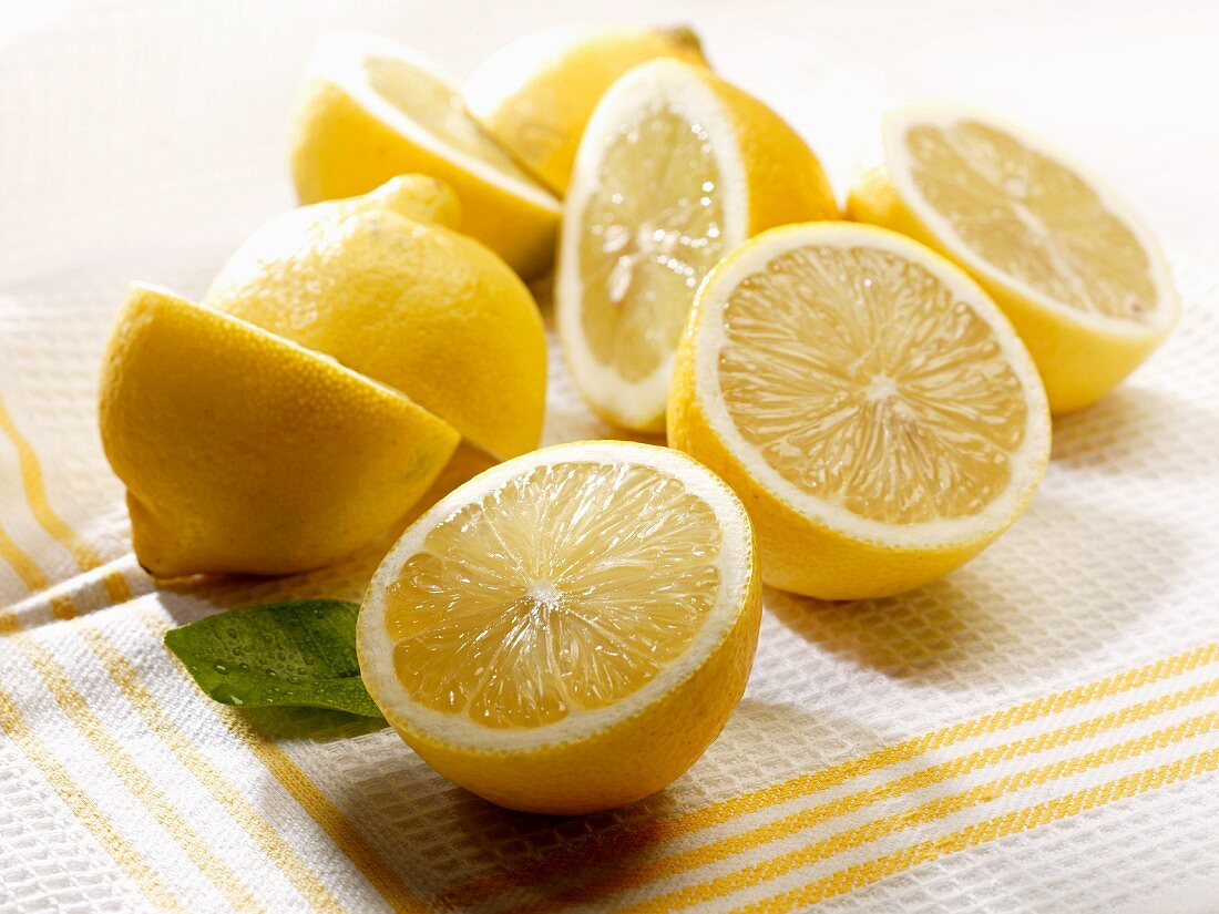 Mehrere Zitronenhälften auf Geschirrtuch