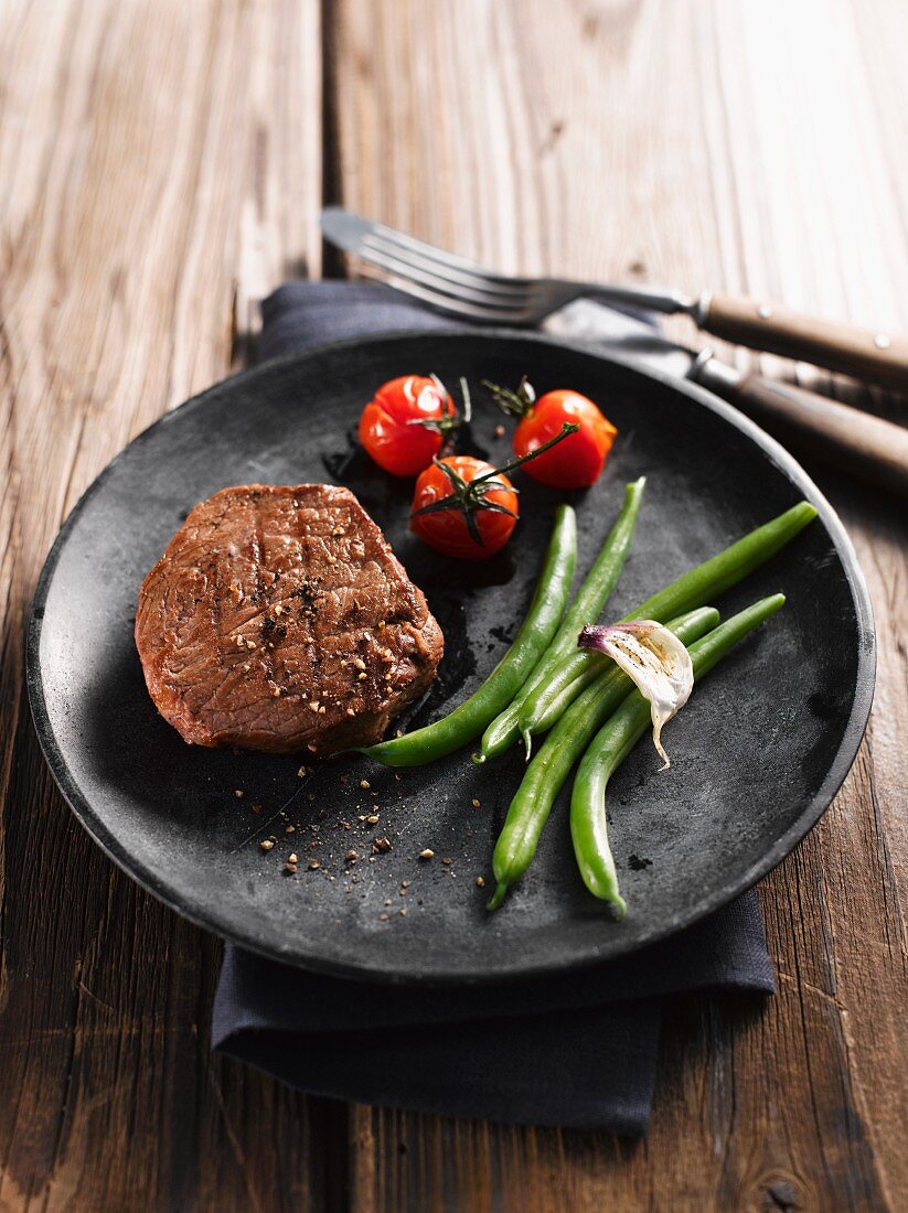 Beef steak with green beans and tomatoes
