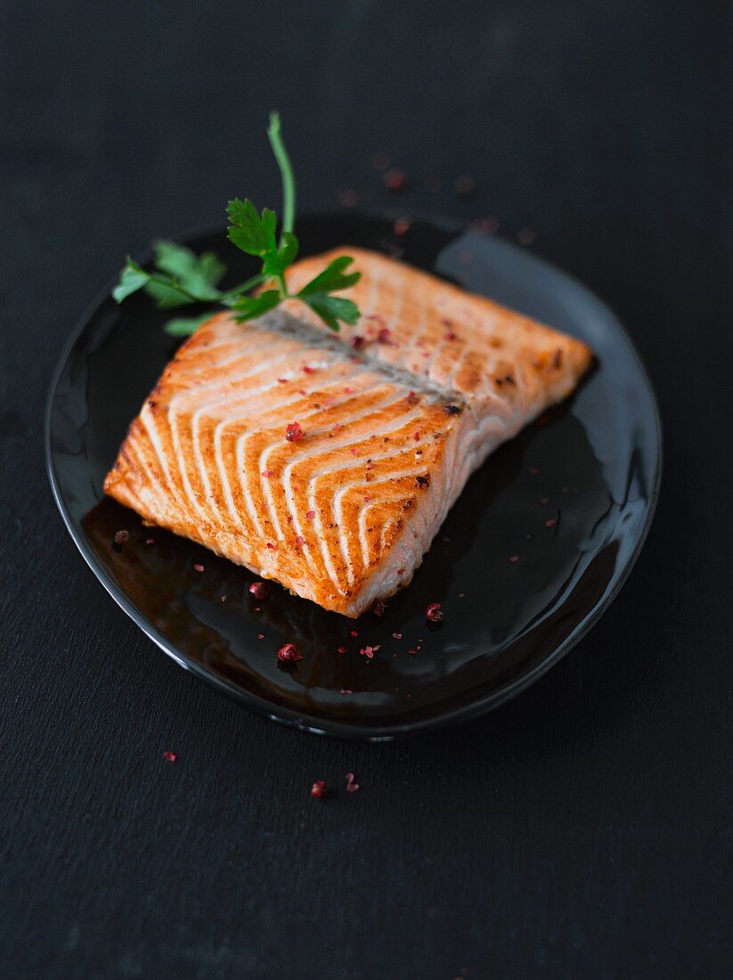 Salmon fillet with red pepper and parsley