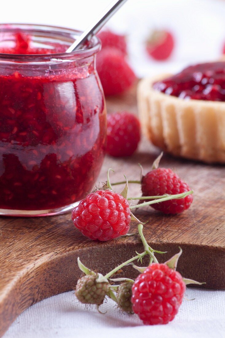 Raspberry jam and a tartlet (close-up)