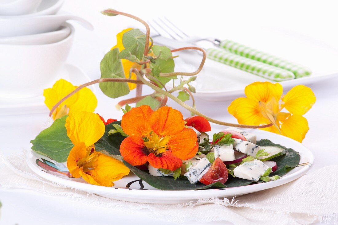 Salat mit Kapuzinerkresseblüten und Blauschimmelkäse