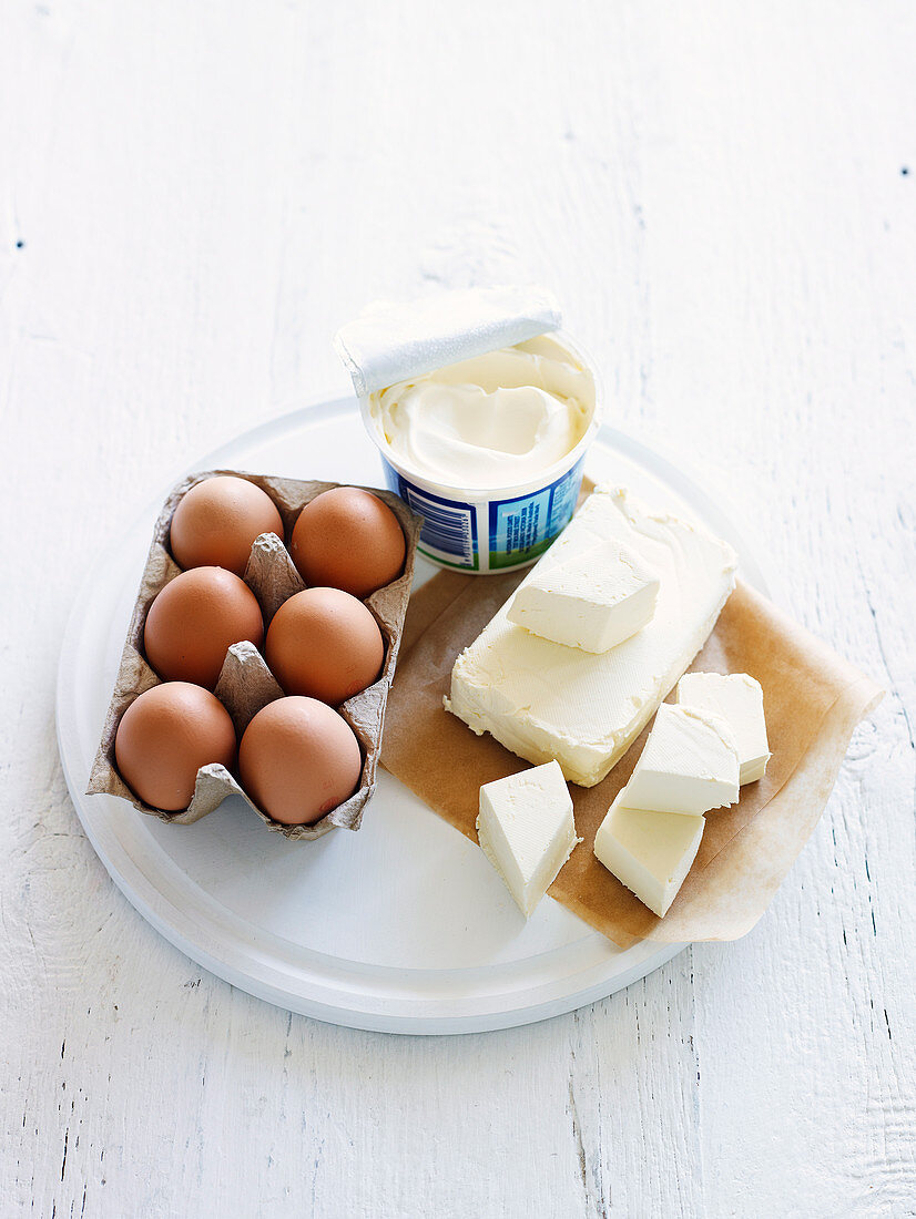 Stillleben mit Eiern, Frischkäse und Butter