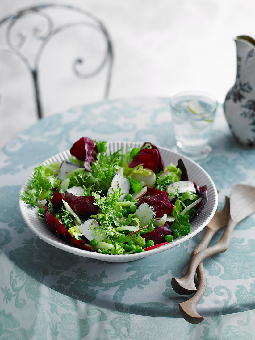 Gemischter Salat mit Erbsen, Minze und Ziegenkäse