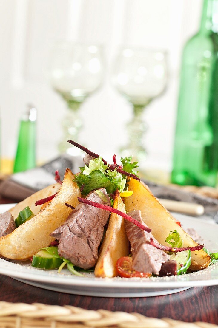 Beef salad with potato wedges