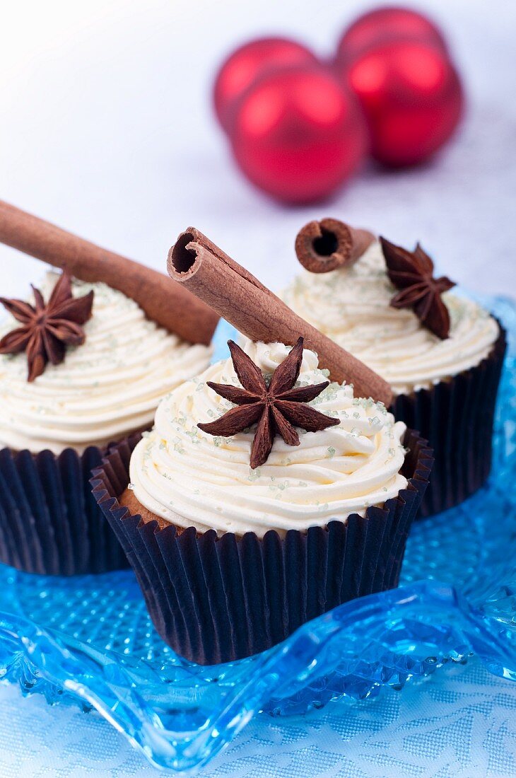 Vanilla cupcakes with spices for Christmas