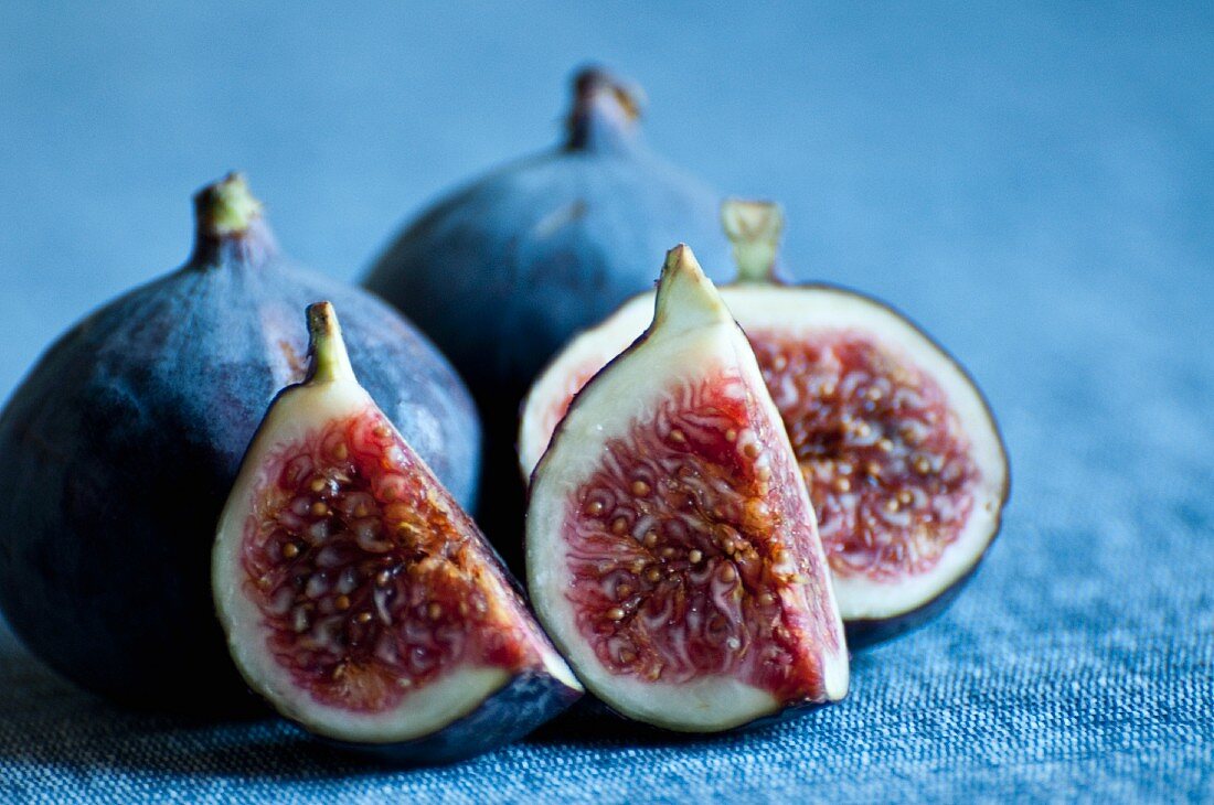 Fresh figs, whole and halved