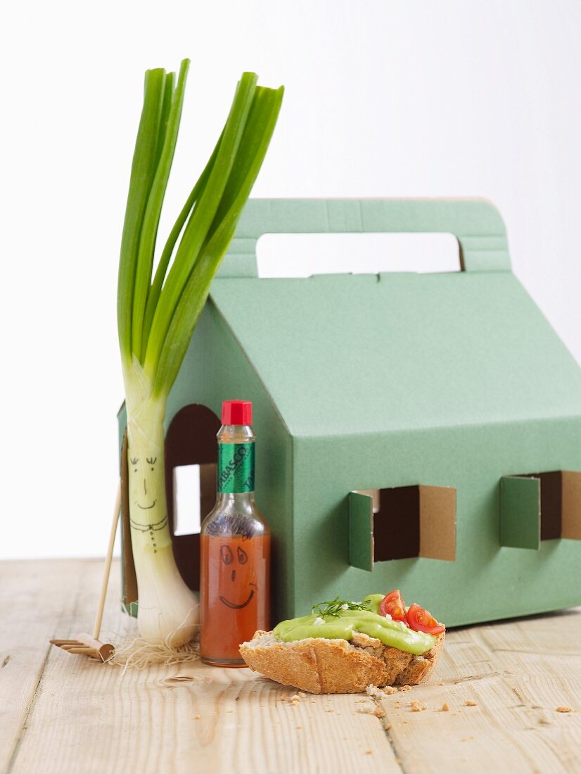 Belegtes Brot mit Guacamole, Lauch und Würzsauce