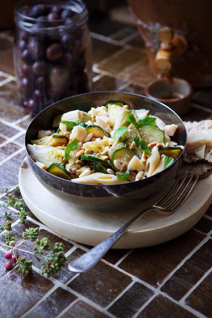 Penne mit Artischocken und Zucchini