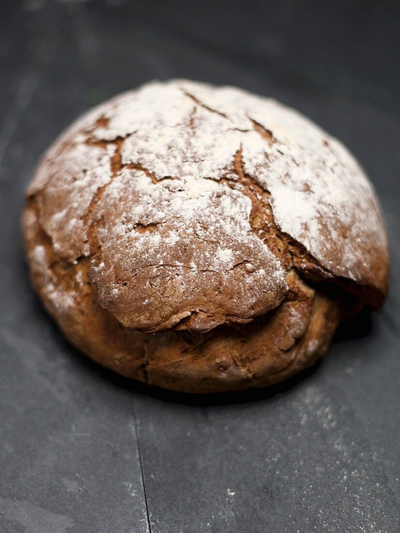 Roggenbrot auf Schieferplatte