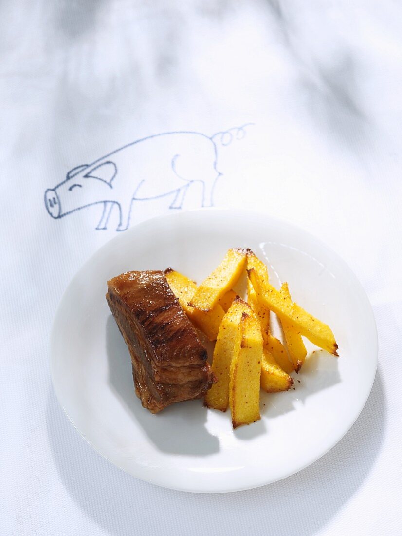 Schweinefilet mit frittierten Polentastreifen