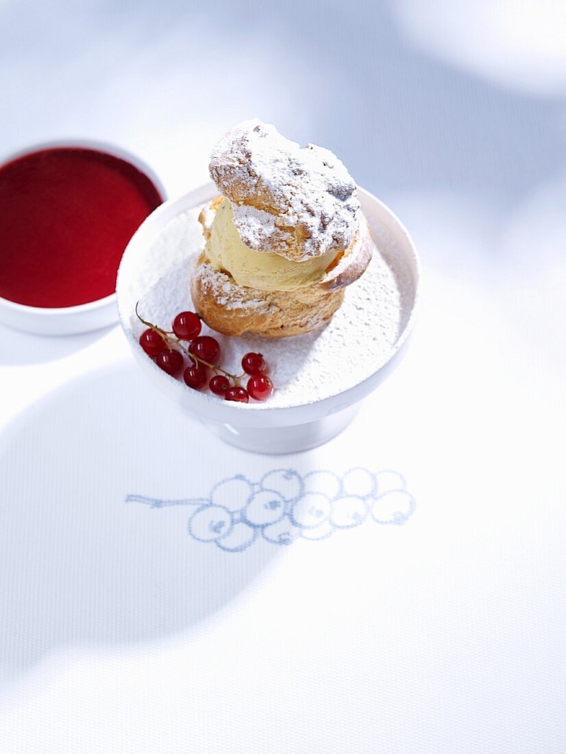 Windbeutel mit Vanillecreme und Johannisbeeren