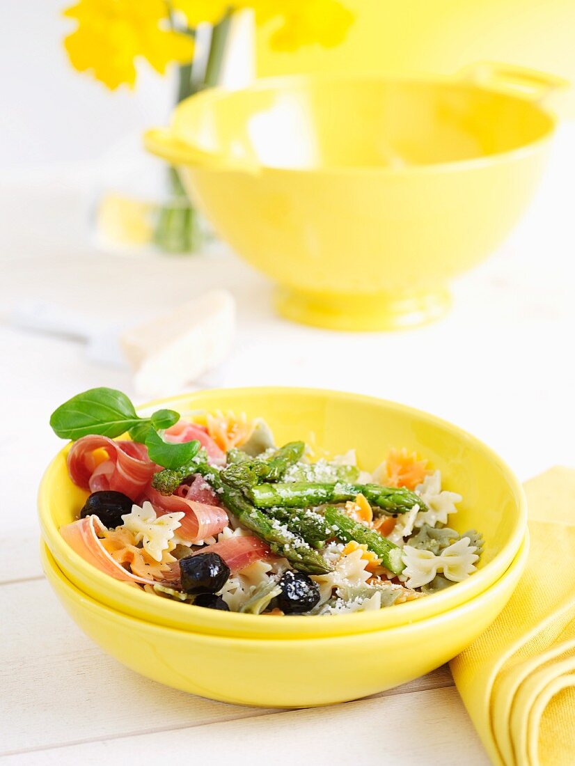 Farfalle with green asparagus, ham and olives