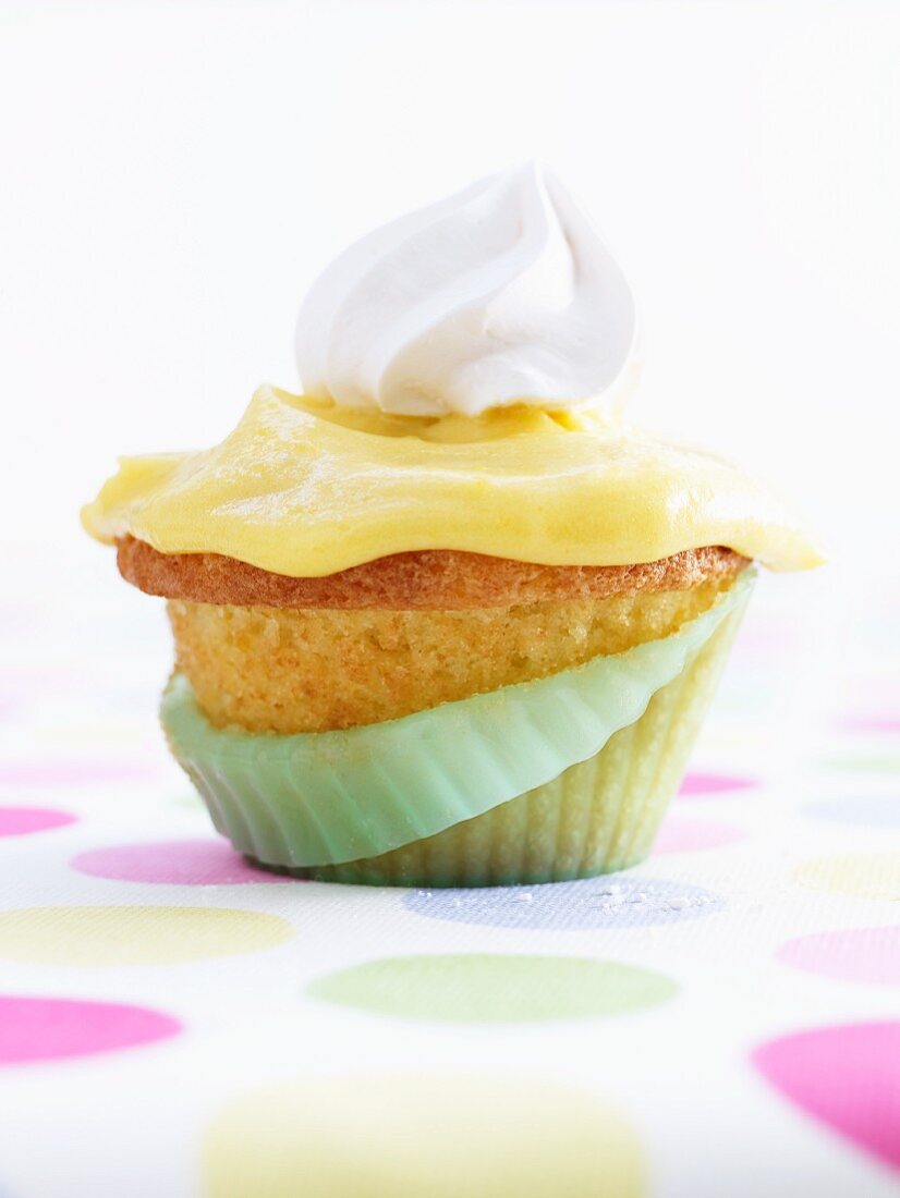 Zitronen-Rosmarin-Cupcake mit Sahnetupfen