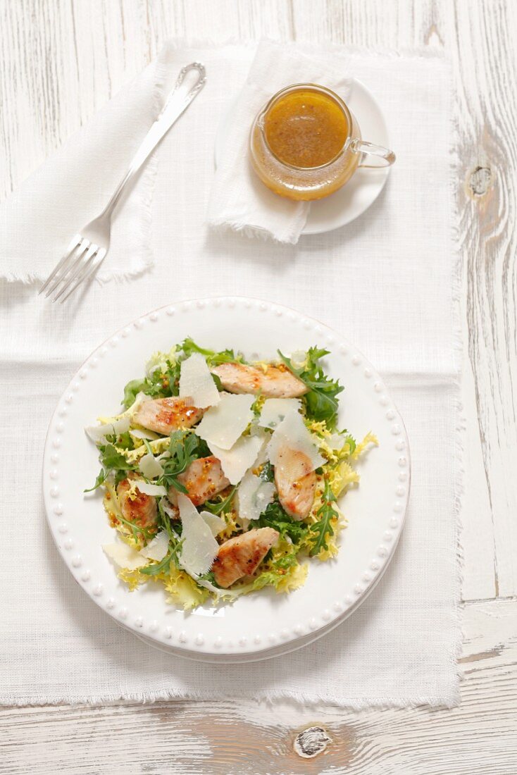 Blattsalat mit gegrillter Pute und Honig-Senf-Dressing