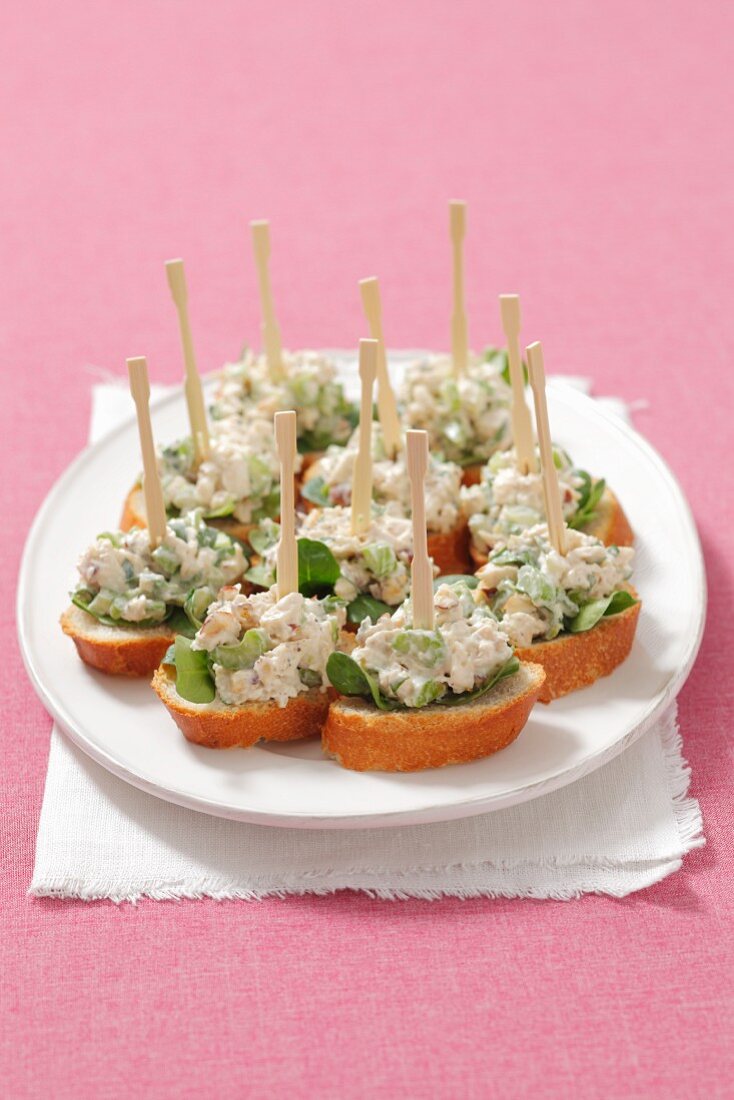 Crostini mit Hähnchen-Sellerie-Salat