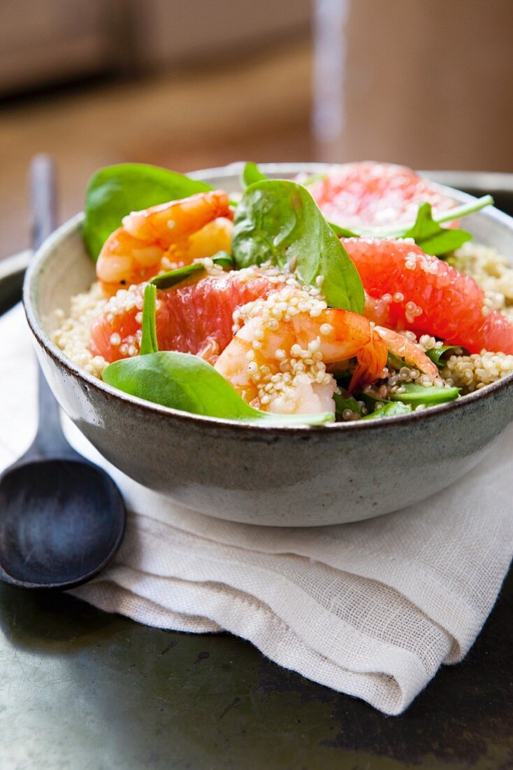 Spinatsalat mit Quinoa, Grapefruit und Garnelen