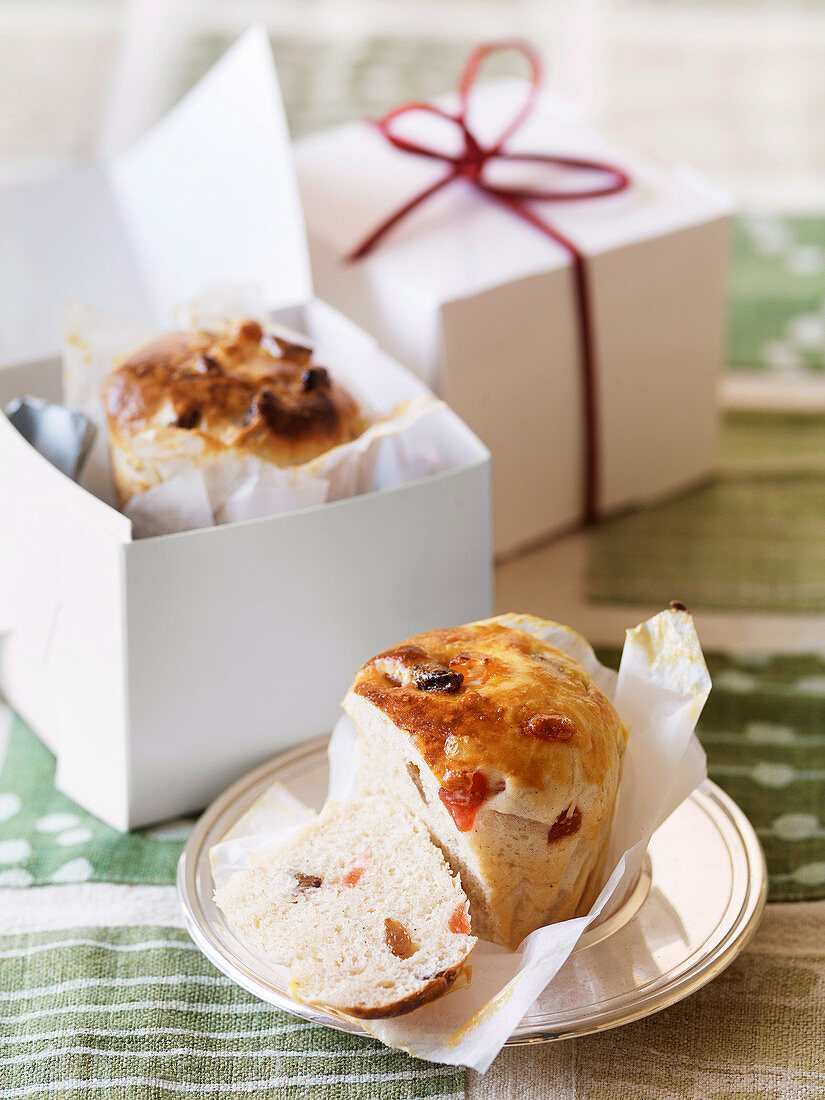 Mini Panettone (mini Italian Christmas cakes)