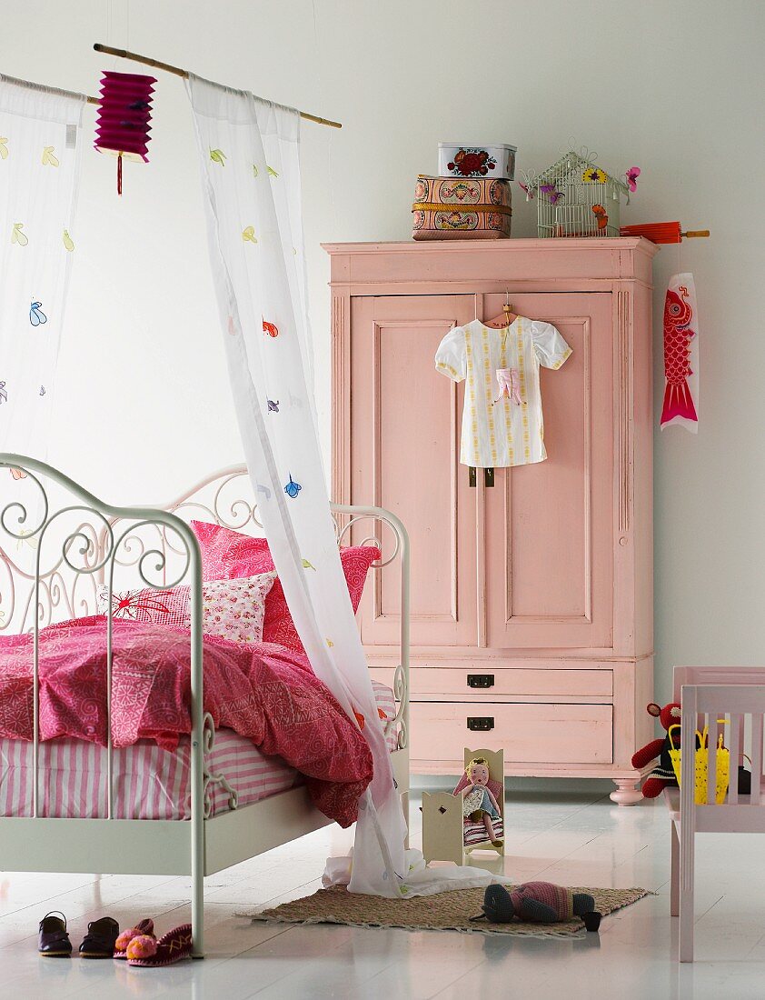 Country-style girl's bedroom