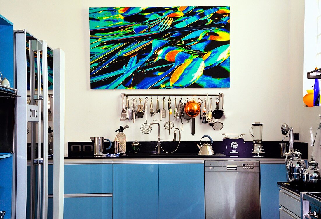 Moderne Küche mit blauen Schrankfronten & Wandbild