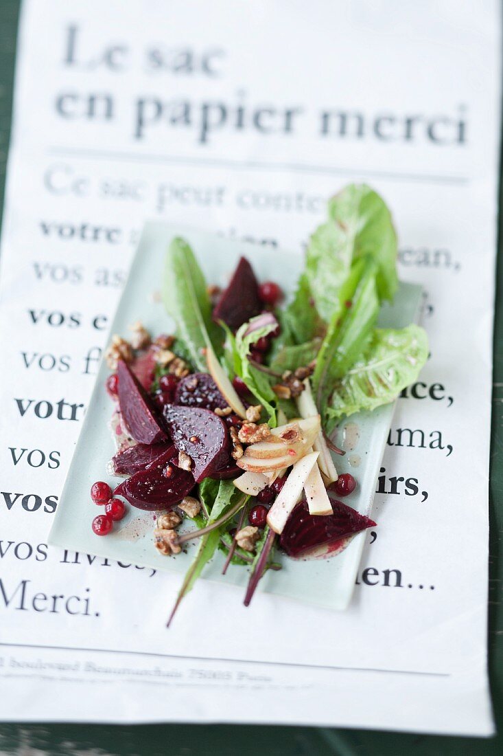 Rote-Bete-Salat mit Löwenzahn und Apfel