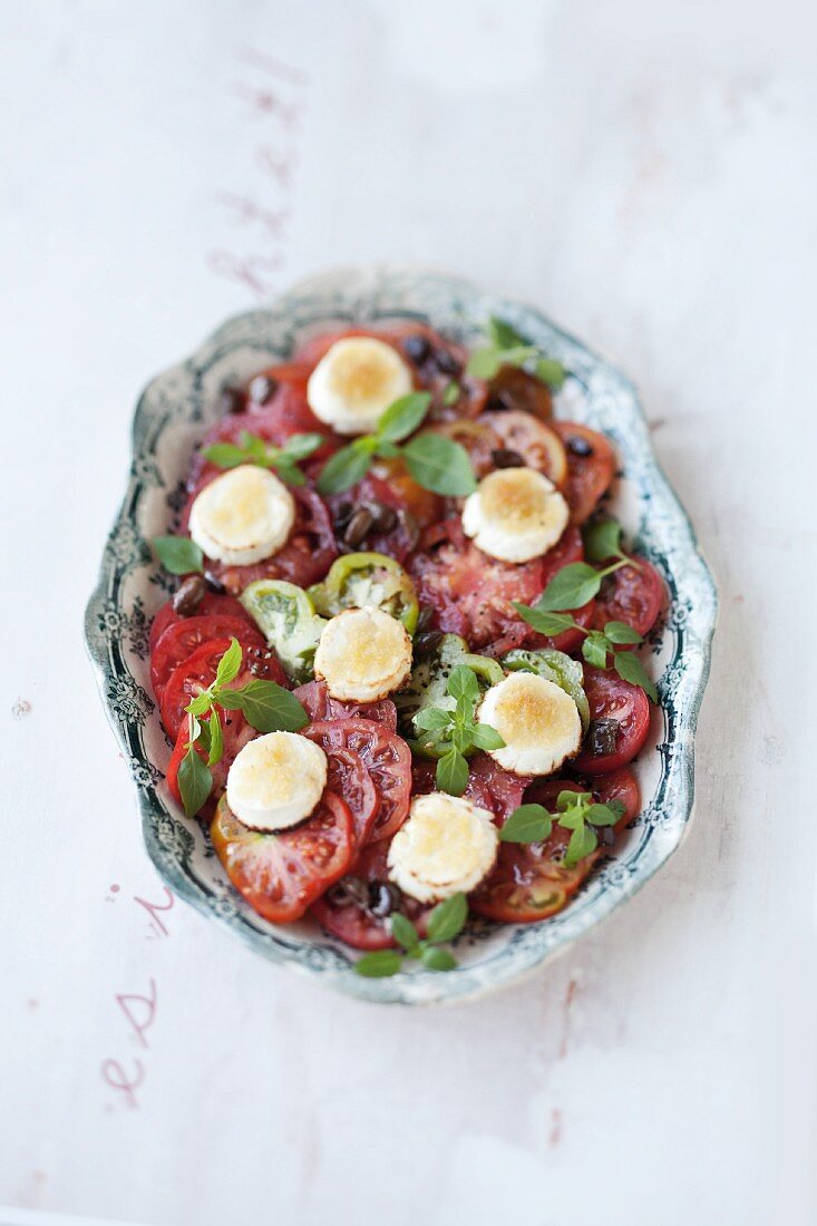 Tomatensalat mit gratiniertem Ziegenkäse