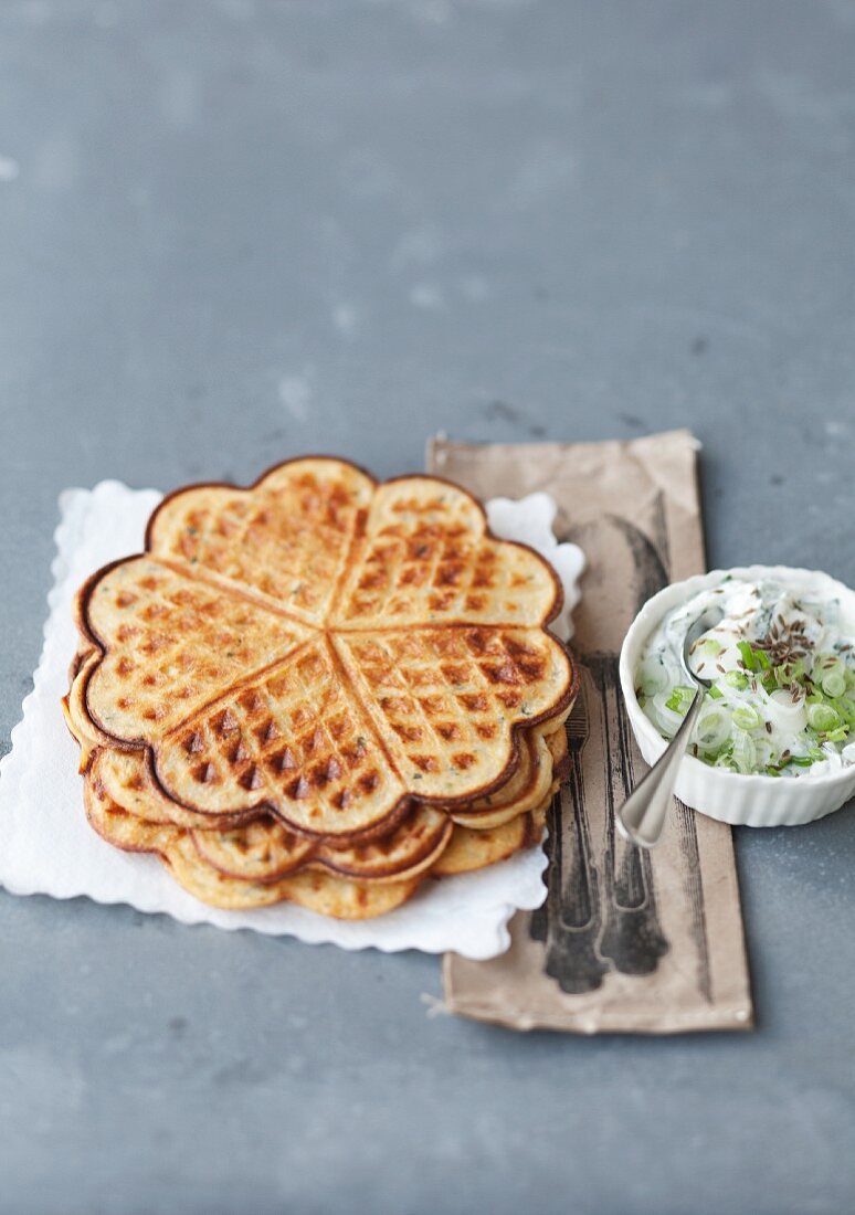 Waffeln mit Käse, Möhren und Kräutern