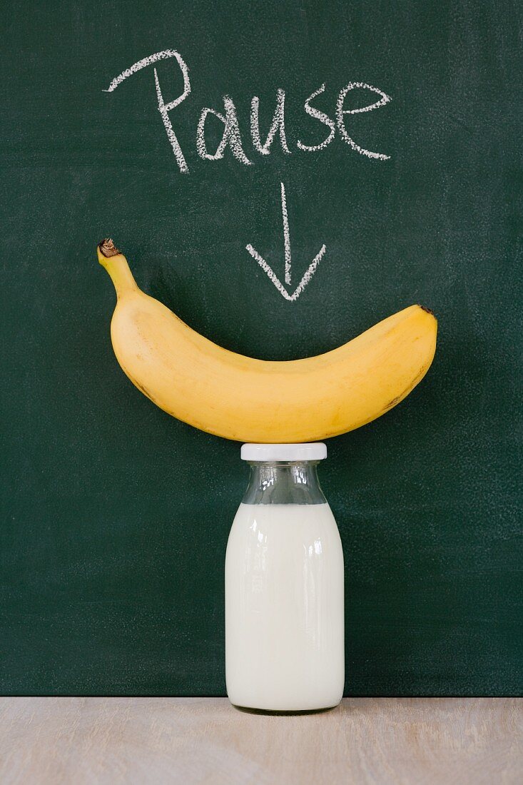 Milchflasche und Banane für die Schulpause