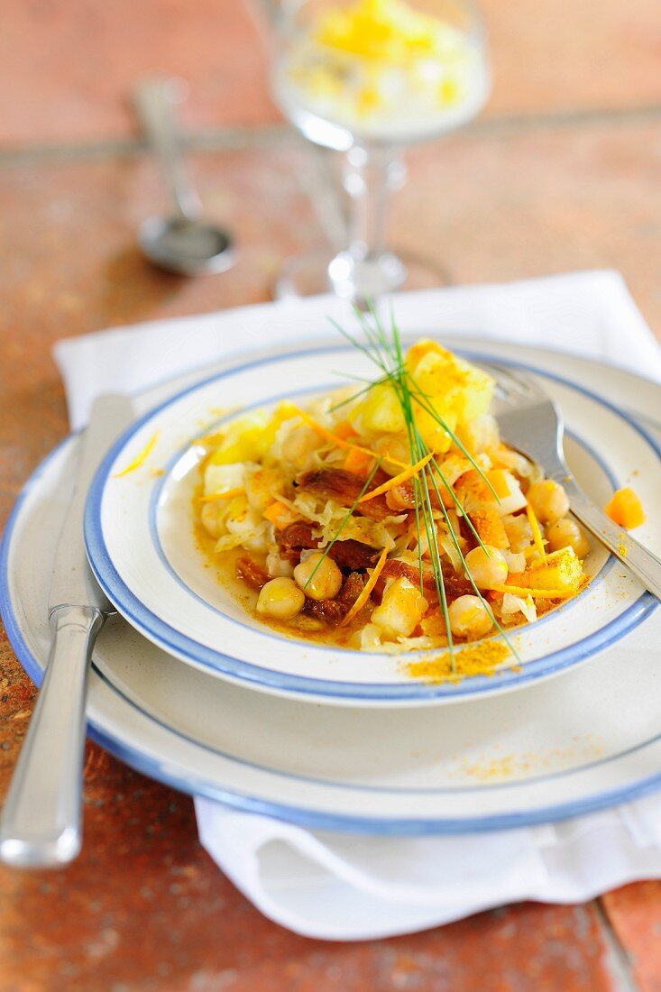 Sauerkraut-Kichererbsen-Eintopf mit Ananas und getrockneten Aprikosen