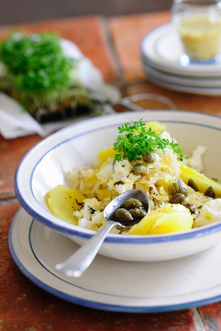 Kartoffel-Sauerkraut-Salat mit Kapern und Kresse