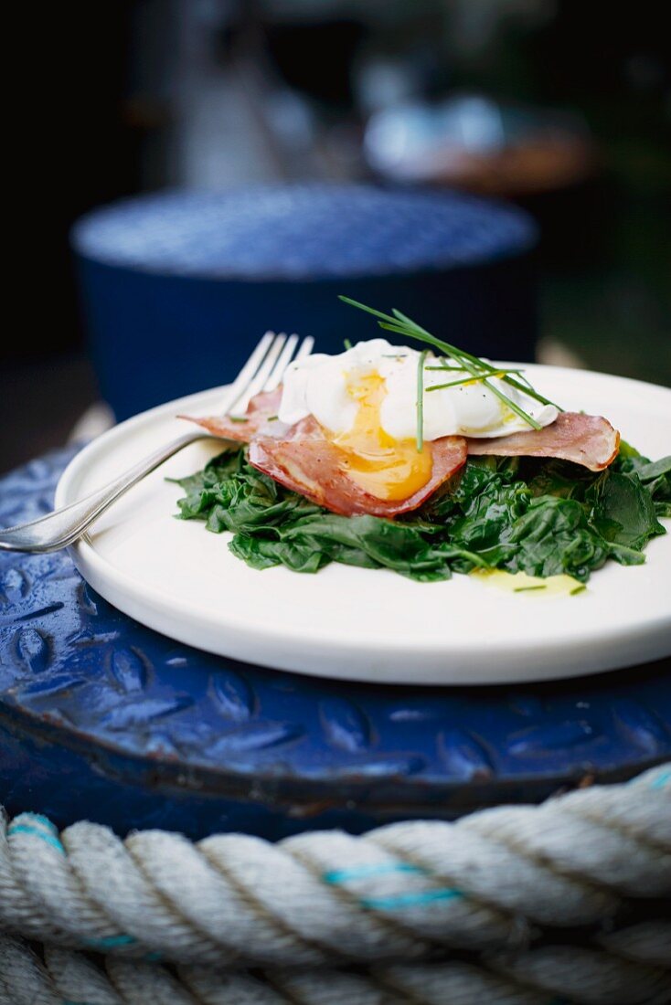 Steamed spinach with ham and a poached egg