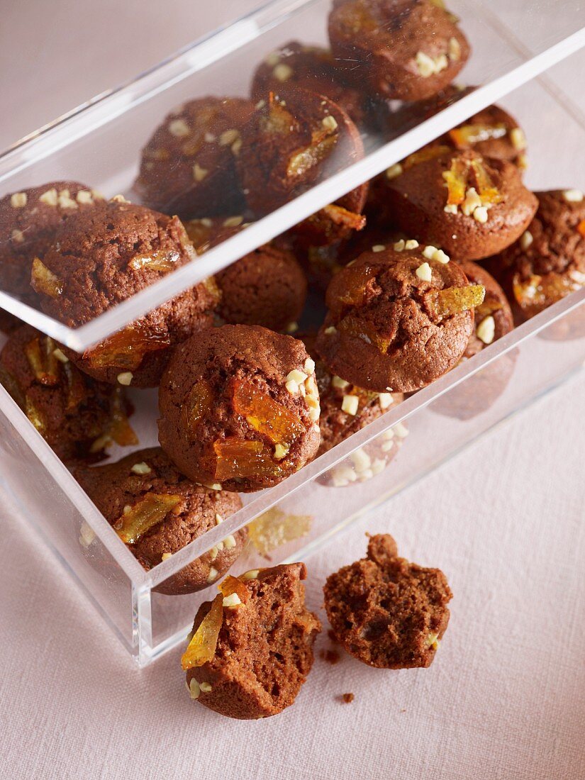 Chocolate cakes with orange zest and almonds