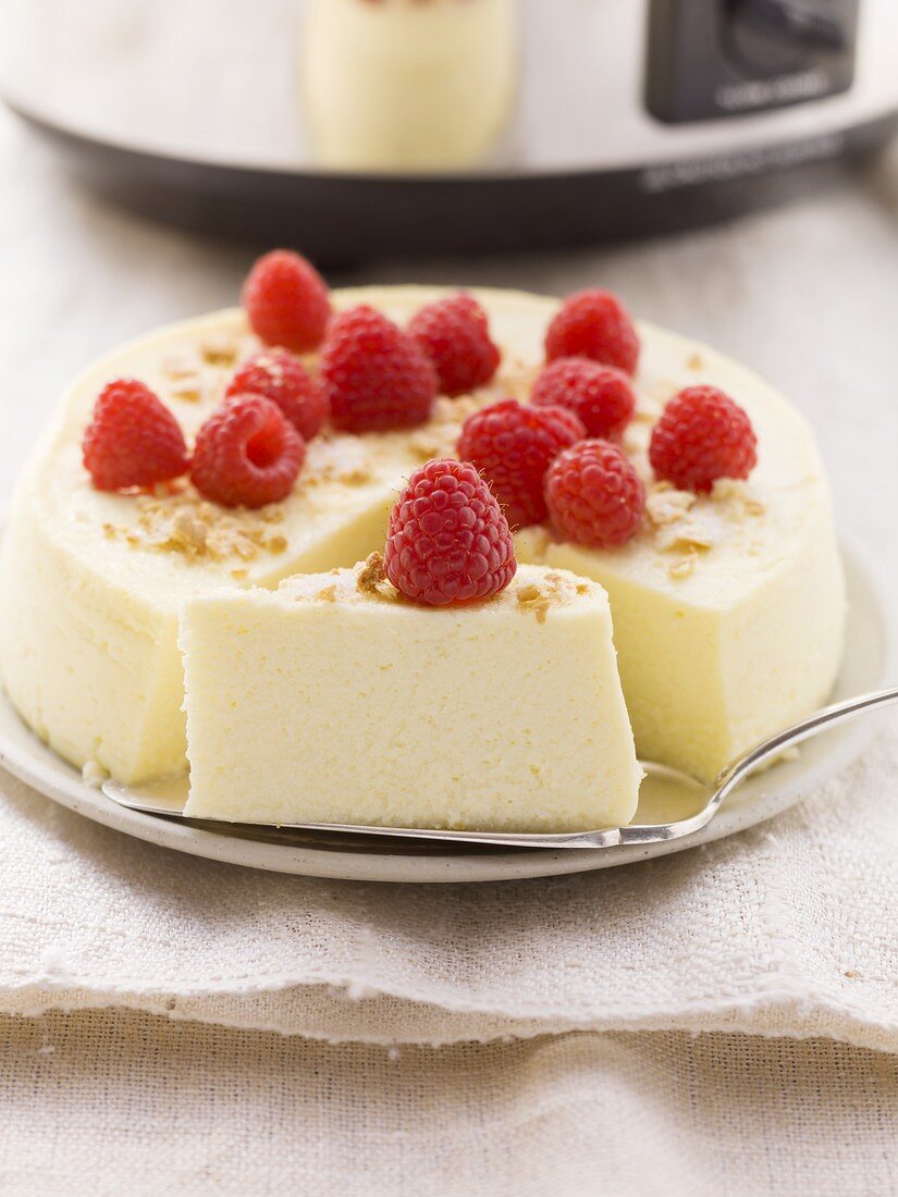 Slow Cooker Cheesecake mit frischen Himbeeren