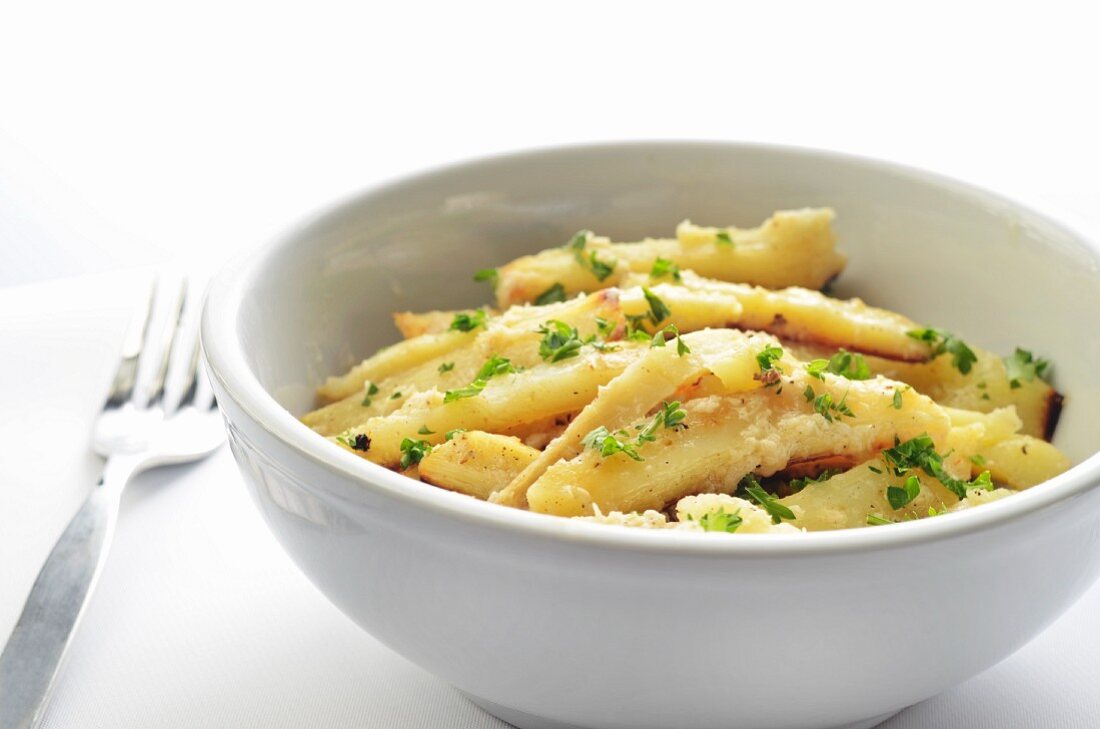 Pastinaken mit gebratenem Knoblauch, Meerrettich und Petersilie