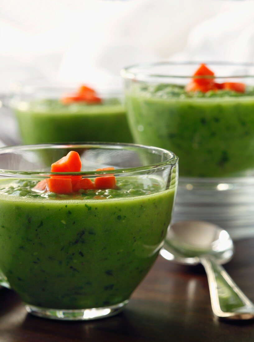 Erbsensuppe mit Minze in Glasschälchen