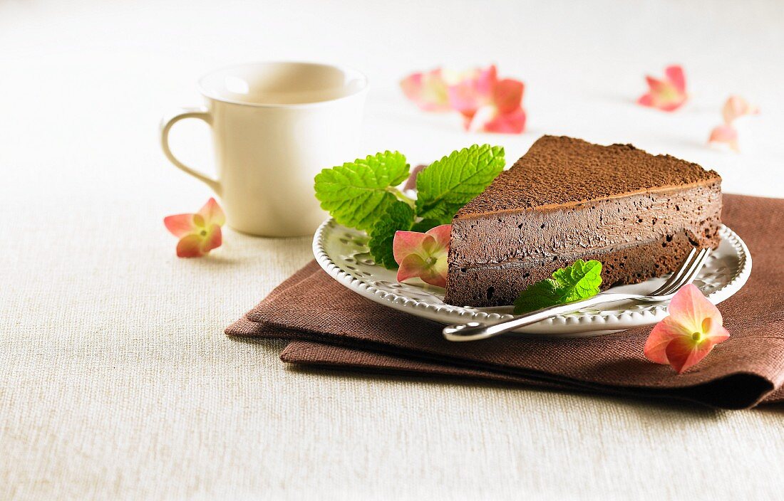 Ein Stück Schokoladenmousse-Torte