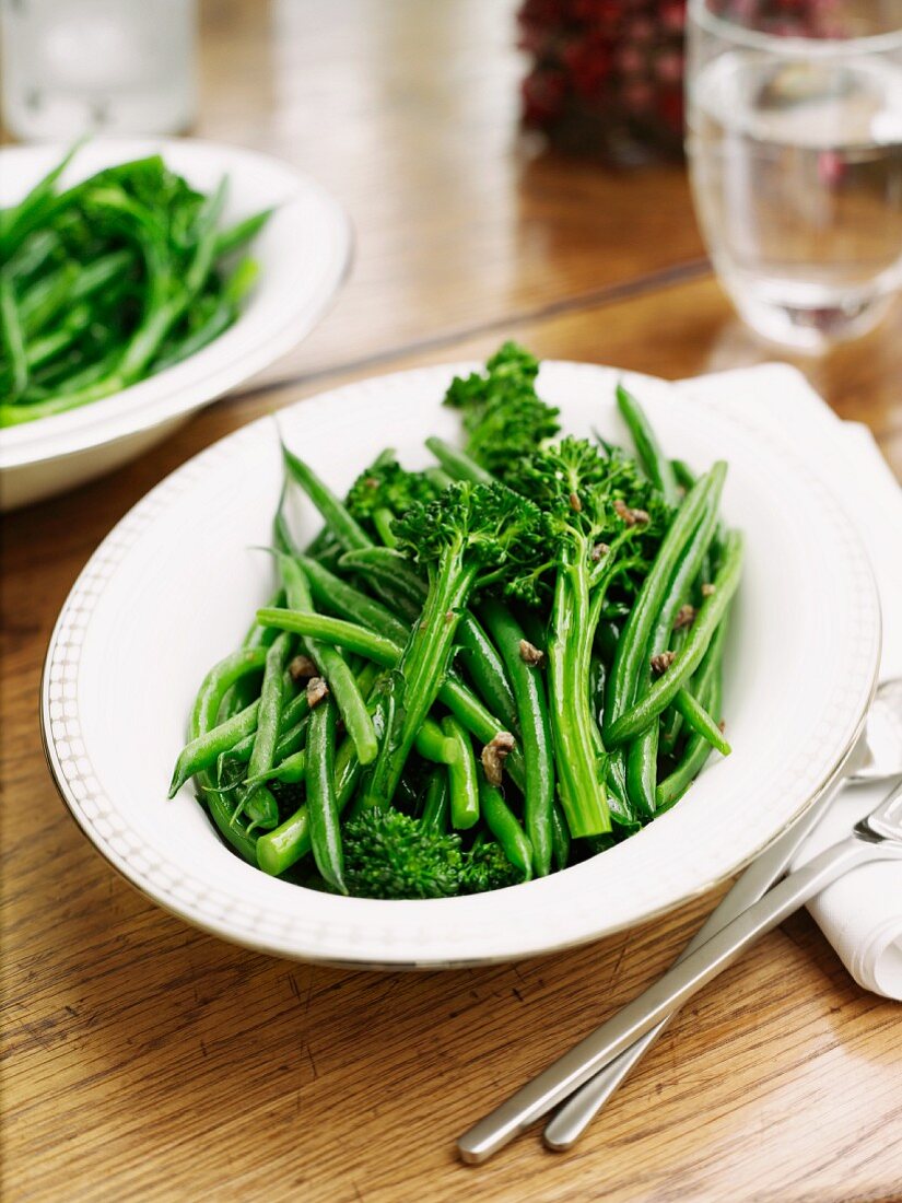 Broccolini und grüne Bohnen mit Knoblauch und Anchovis