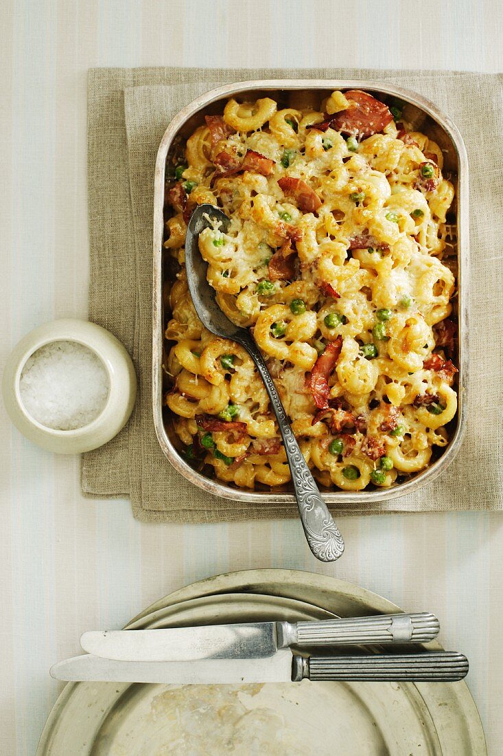 Ham and pea pasta bake topped with cheese
