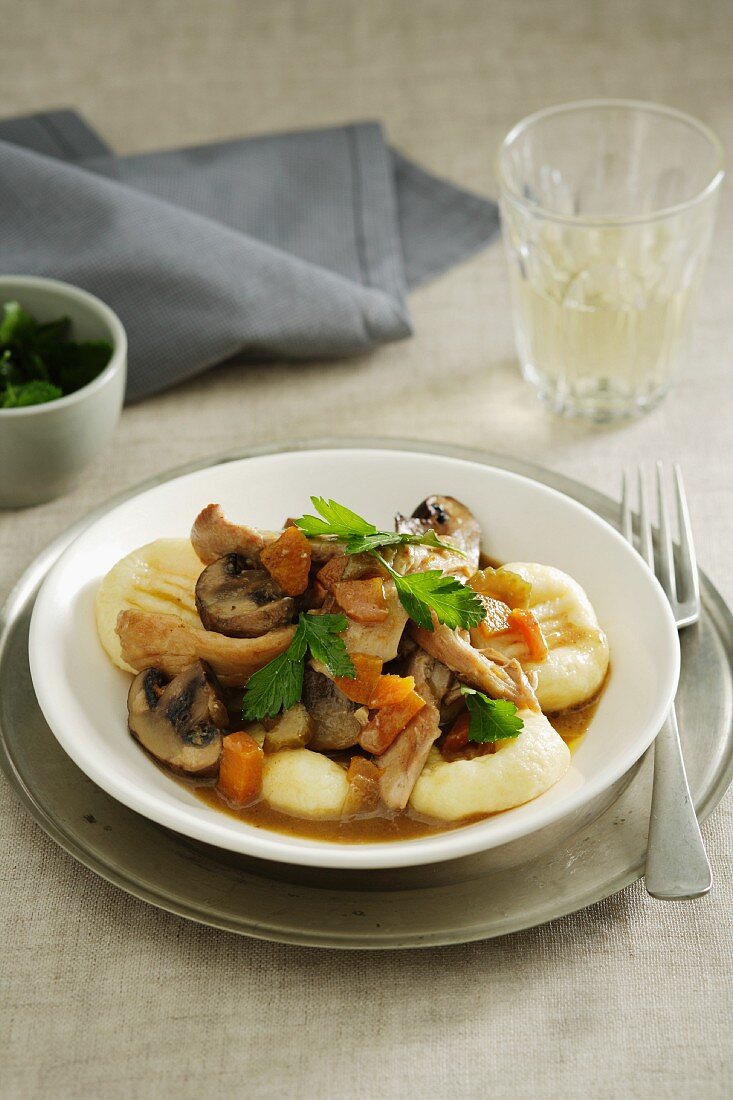 Selbstgemachte Gnocchi mit Hähnchenfleisch und Pilzen