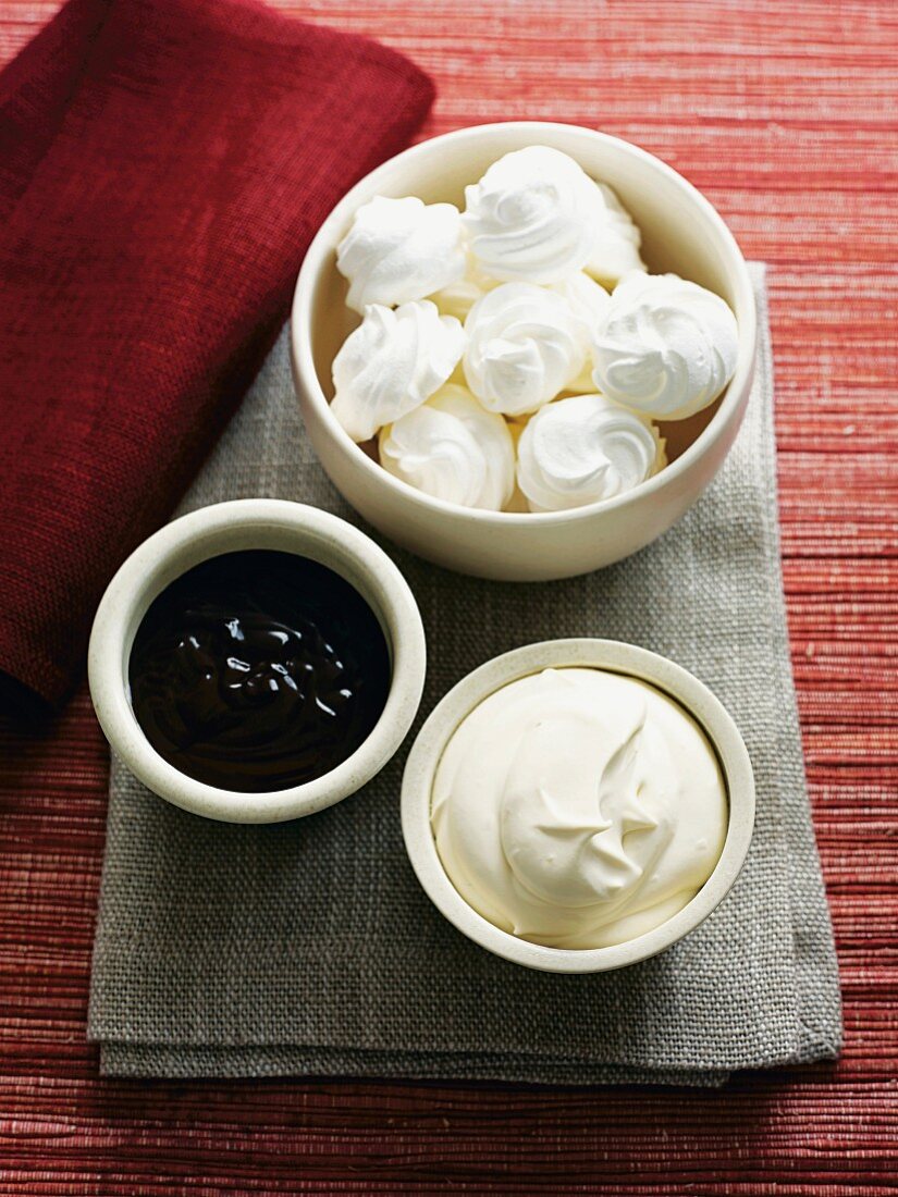 Meringues with cream and chocolate sauce