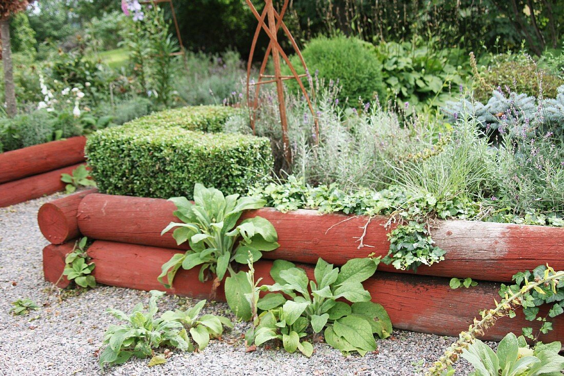 Kräutergarten mit Holz-Hochbeeten