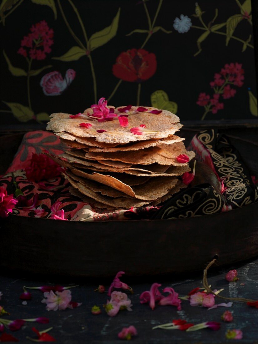 Chapati Brote mit Blütenblättern